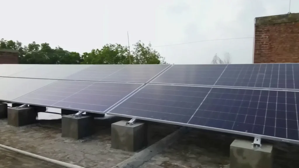 Mian Mansha Farmhouse in Jati Umrah, Lahore, received a 30KW hybrid solar installation from Solectra, bringing renewable energy to the property.